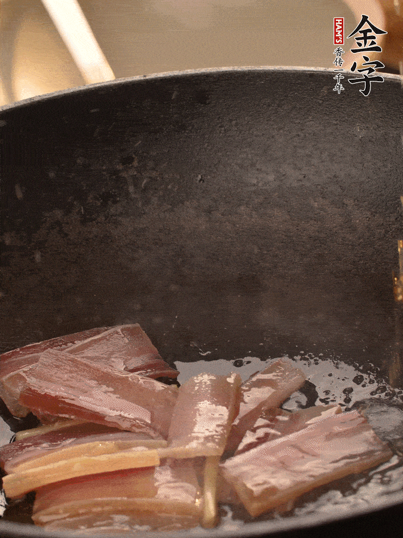 再下春筍繼續(xù)翻炒。