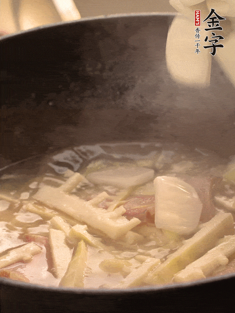 加一點(diǎn)開水后，放年糕燜2分鐘至軟。