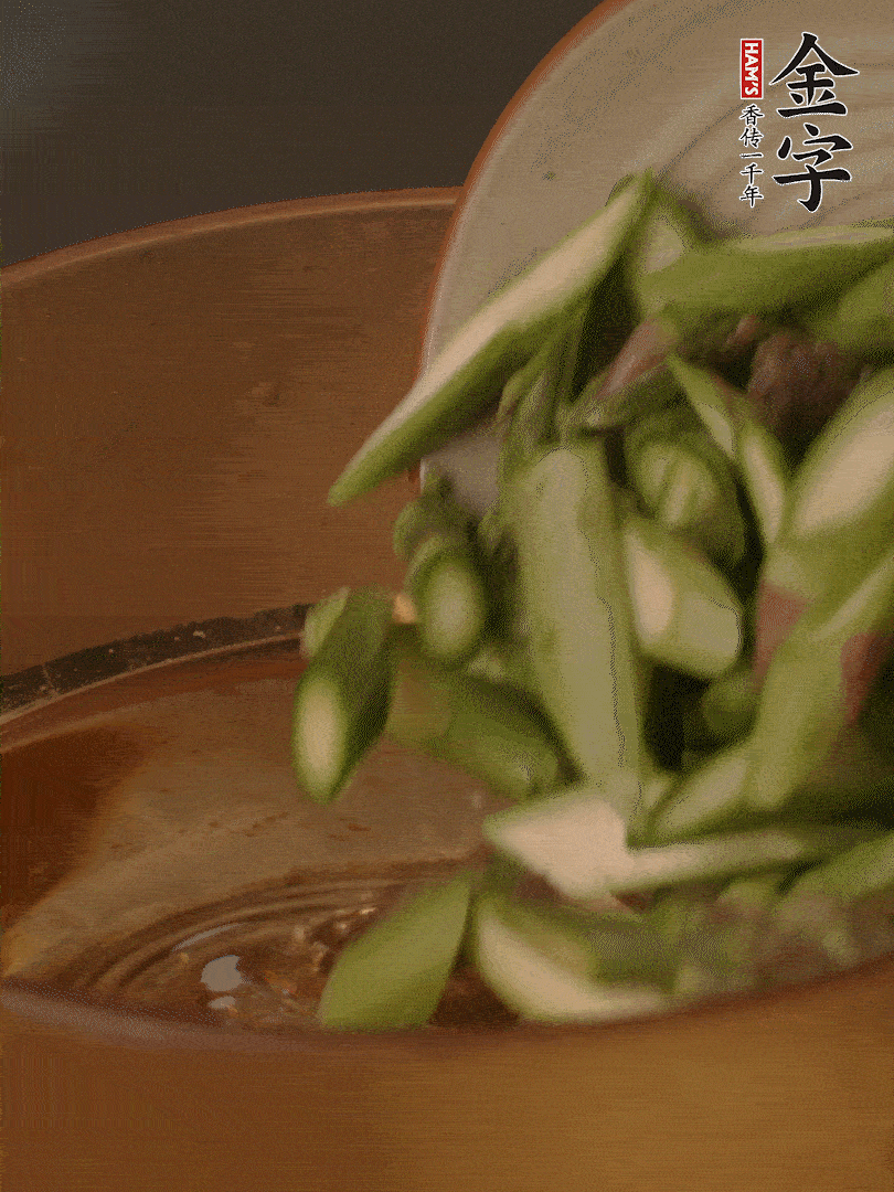 蘆筍、白玉菇焯水30秒備用。