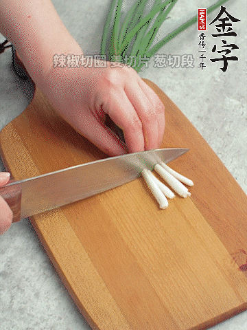 切好的咸肉鋪在碗邊，然后把千張放在中間。