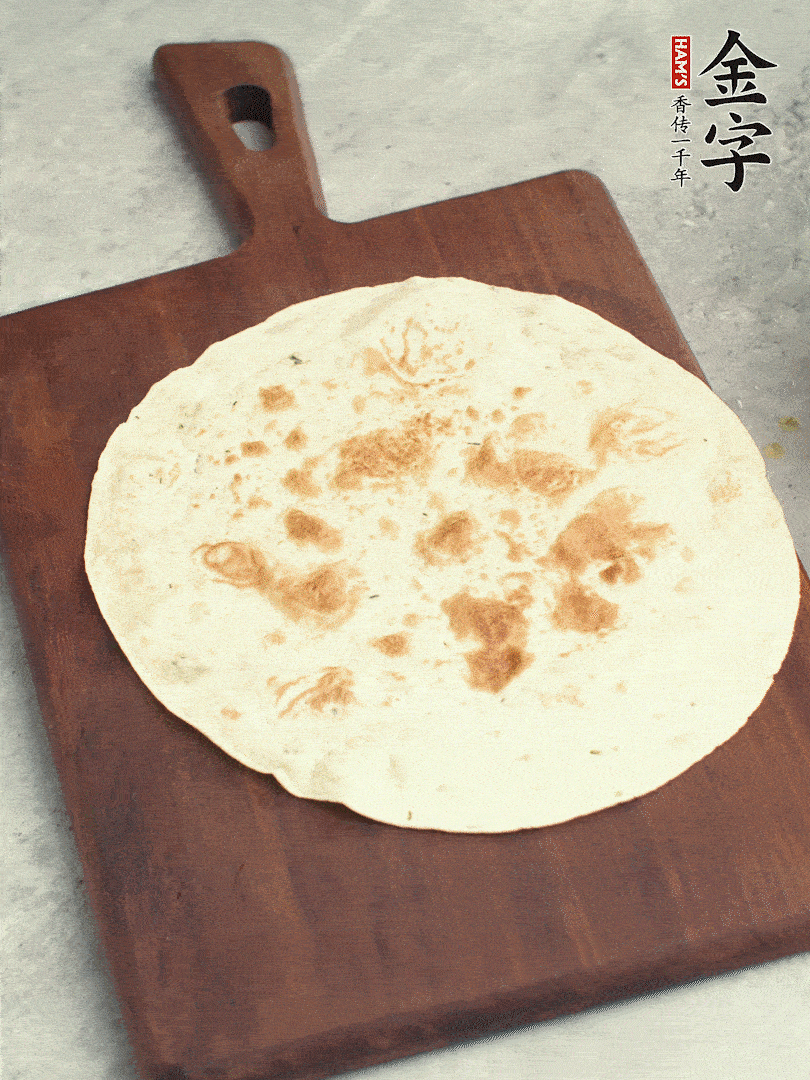 食材依次鋪在卷餅皮上，卷起來。