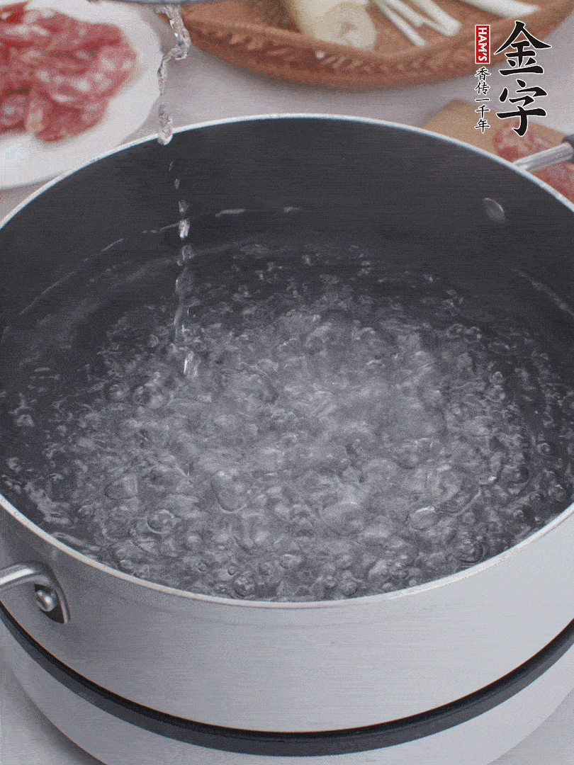 春筍去殼切片，焯水3分鐘。