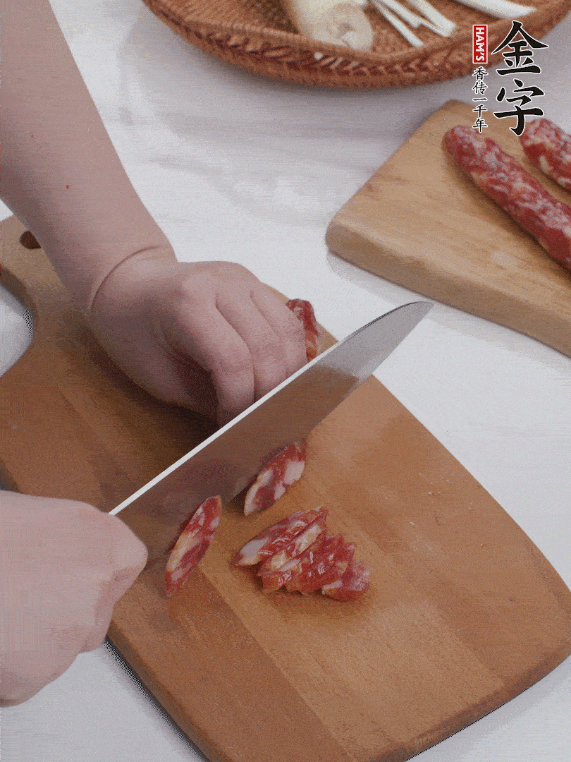金字香腸切薄片。