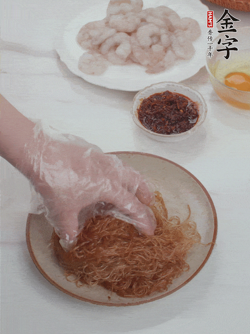 粉絲泡軟后，入沸水煮10秒，撈出后加1/2勺老抽、1/2勺食用油挑松。