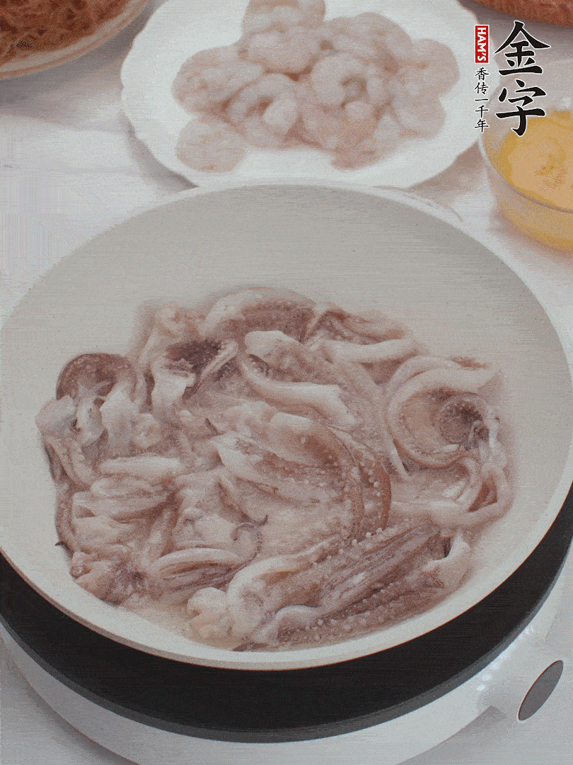 蝦仁、魷魚滑油，蛋液炒制半熟。