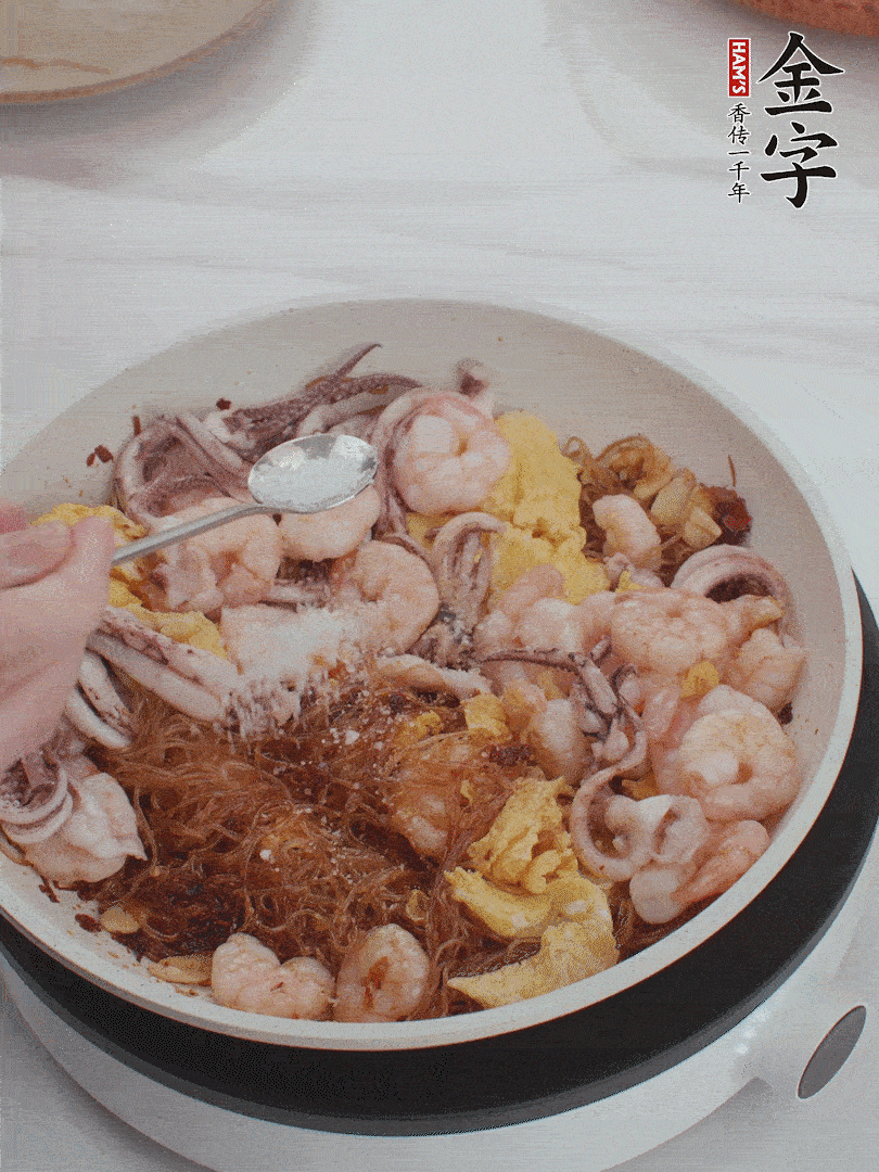 加雞蛋，蝦仁，魷魚混合。