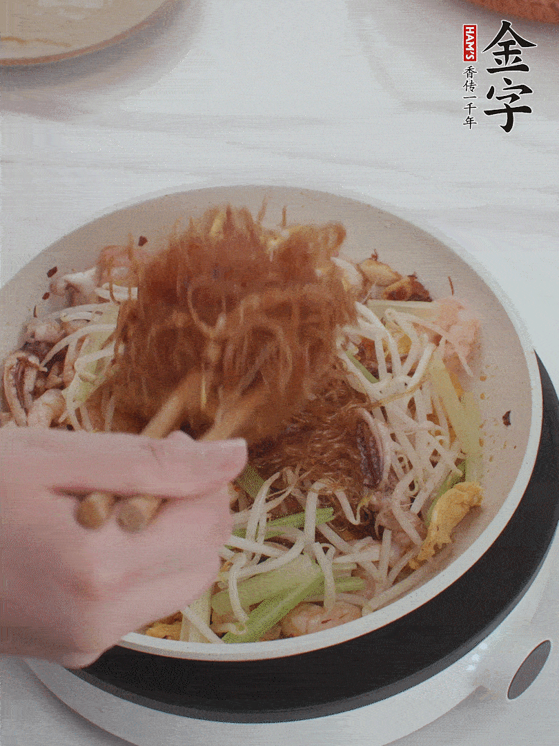 放焯好水的香芹、豆芽翻炒挑松。