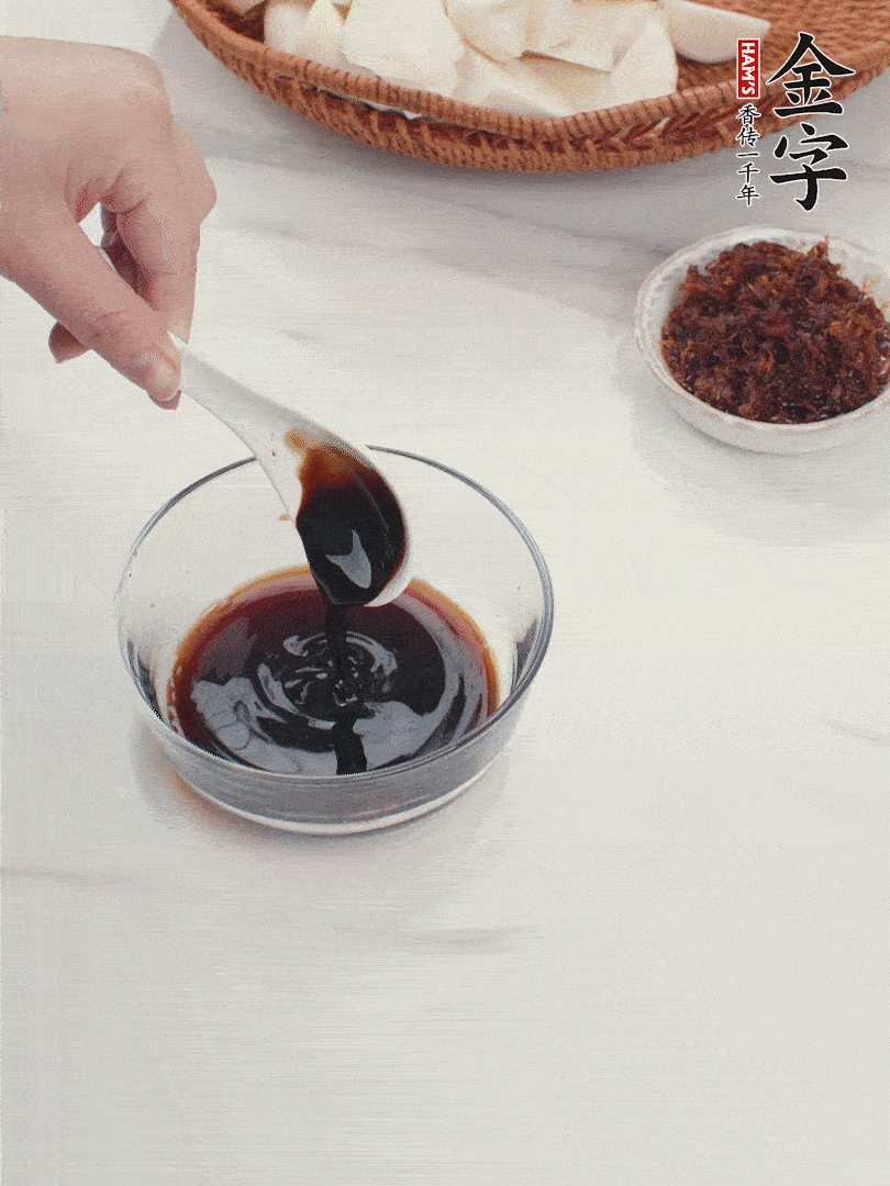 將生抽、老抽、黃酒和白砂糖在小碗里調(diào)成味汁。