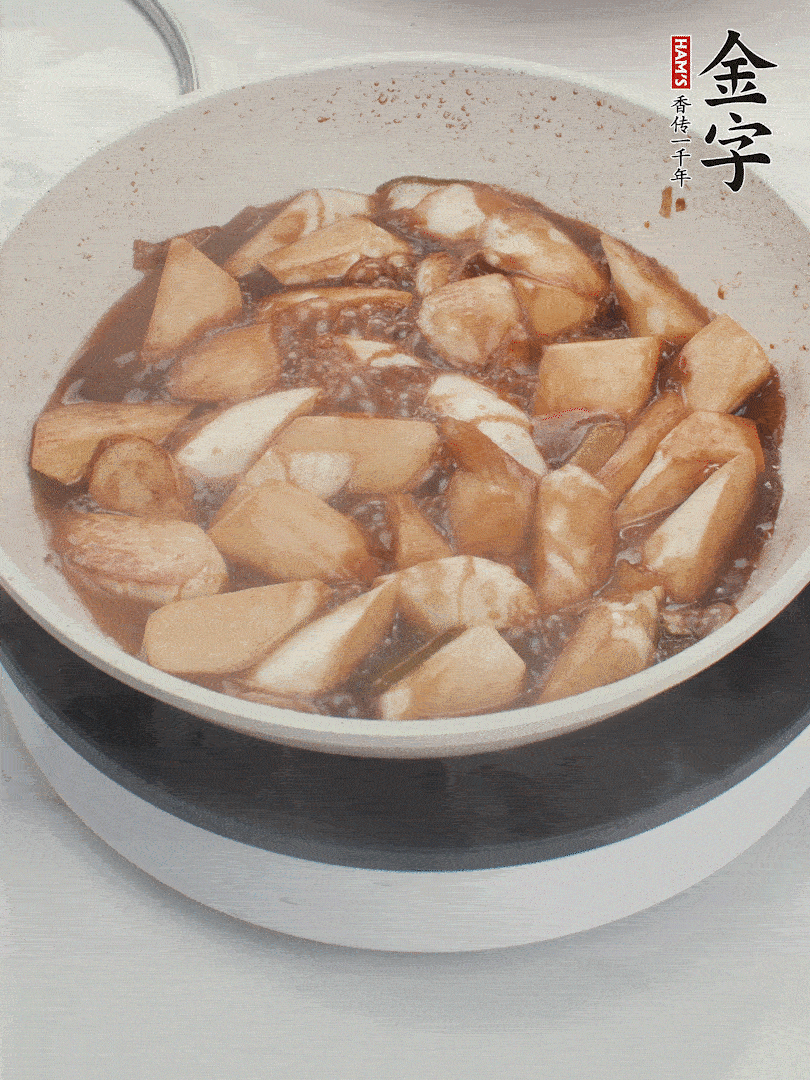 待茭白煸到微微發(fā)黃加入調(diào)好的味汁翻炒。加一小碗清水蓋蓋子燜3-4分鐘。