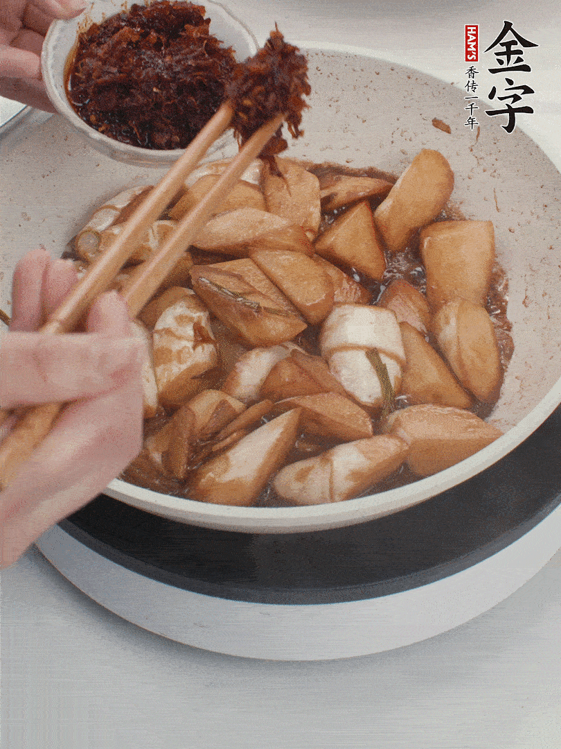 湯汁收濃，加金字火腿XO醬翻炒均勻。