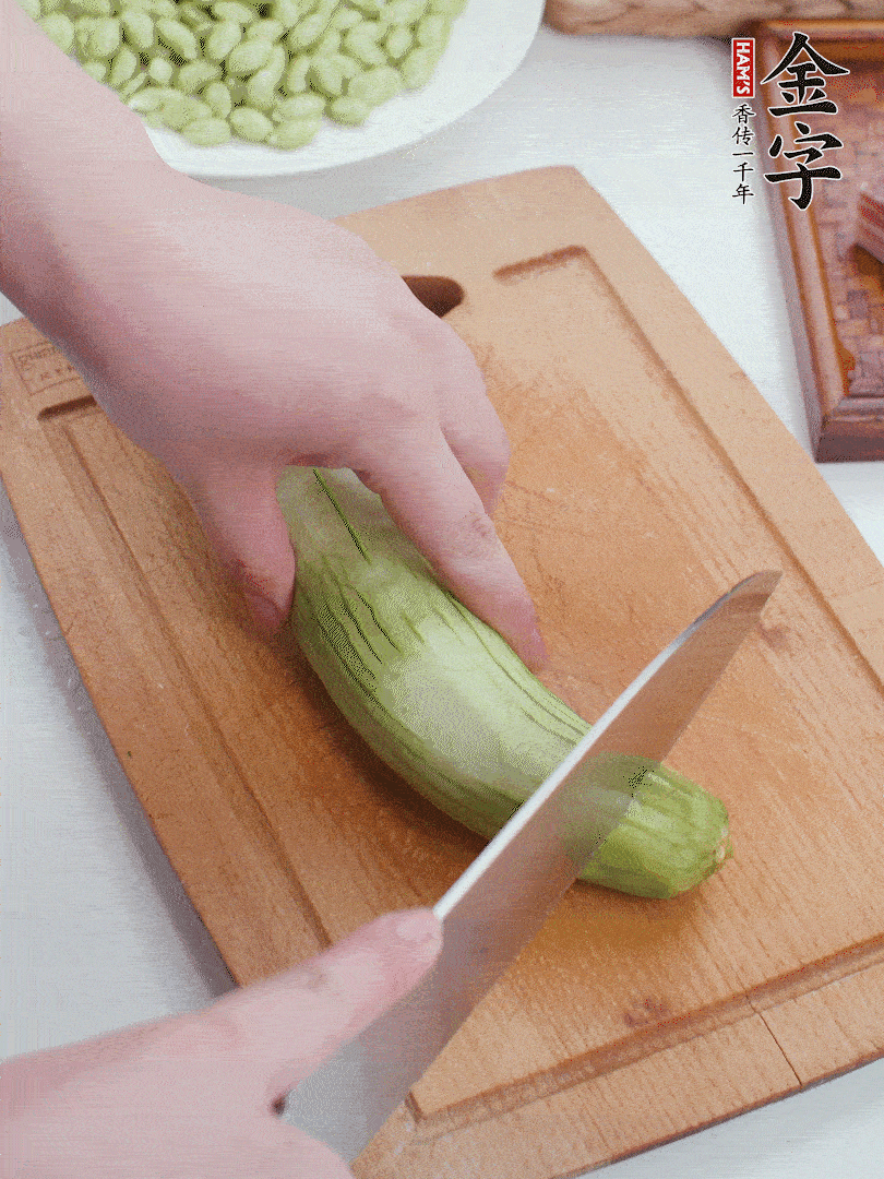 絲瓜去掉外皮，去掉兩端，切成滾刀塊。