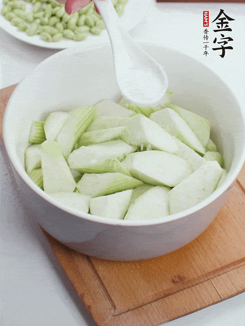 水中加1勺鹽浸泡，防止變黑。