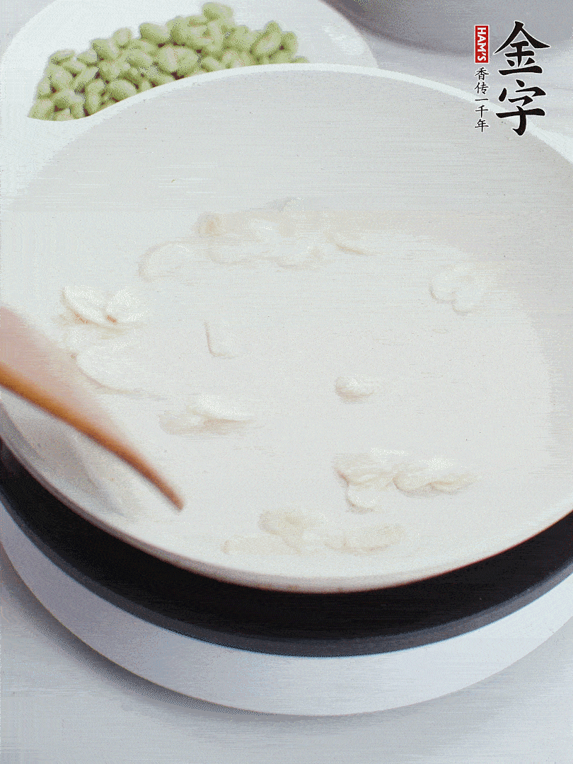 金字淡咸肉煮15分鐘，撈出切片。油5成熱時，蒜末、咸肉爆香。