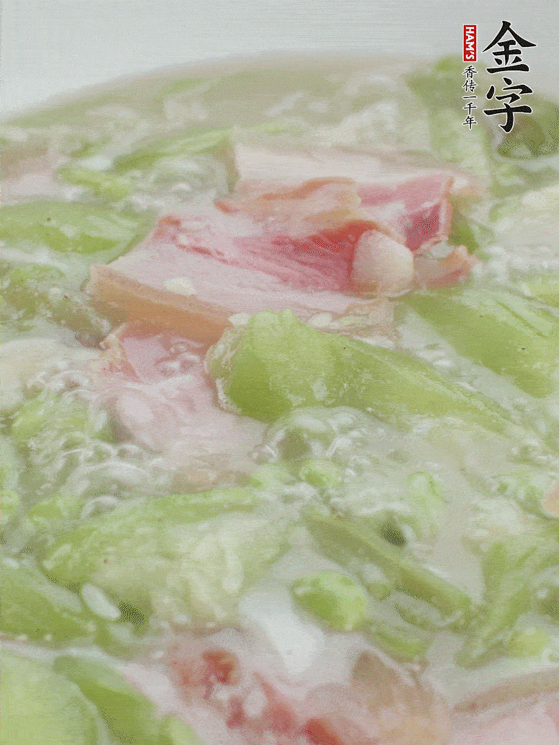 加一點(diǎn)熱水、白胡椒粉、雞精翻炒1分鐘。