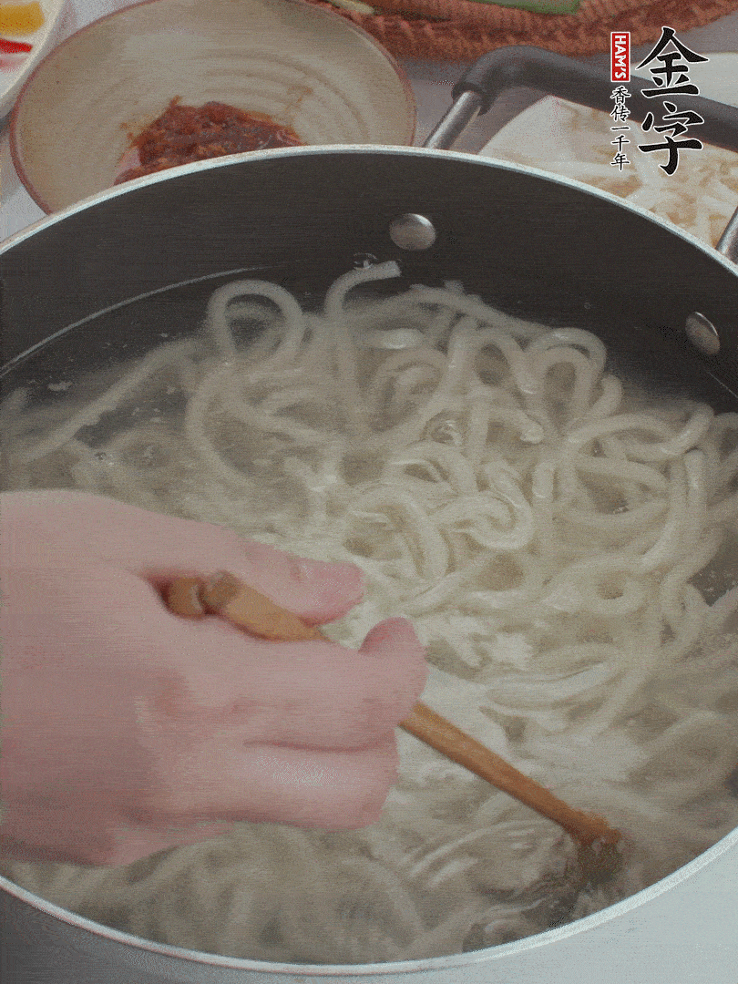 鍋中水煮沸，下烏冬面焯5秒鐘，撈出瀝干。