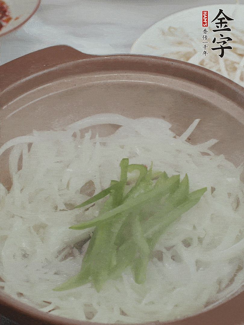 放烏冬面、青紅椒、豆芽。