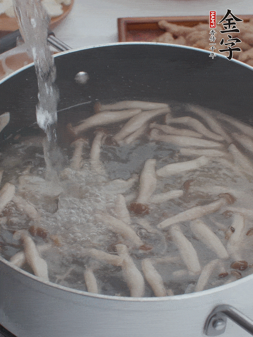 油熱爆香大蔥、蒜末，下蟹味菇炒軟，放清水。