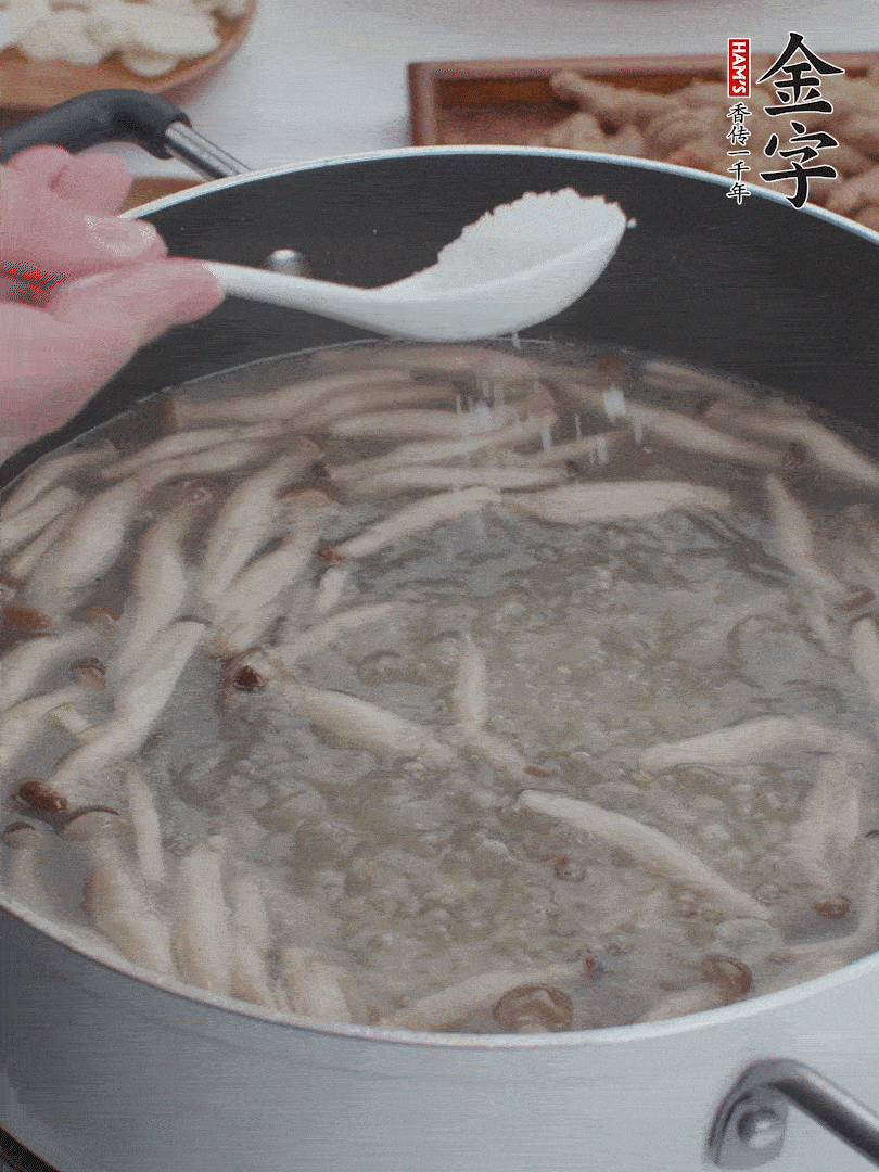 1勺鹽、一點(diǎn)胡椒粉調(diào)味。