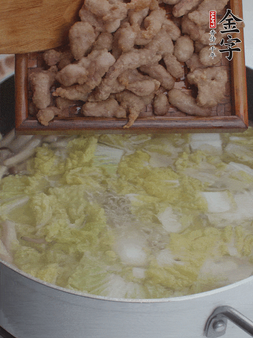 水開后煮10分鐘，下娃娃菜、小酥肉煮3分鐘。