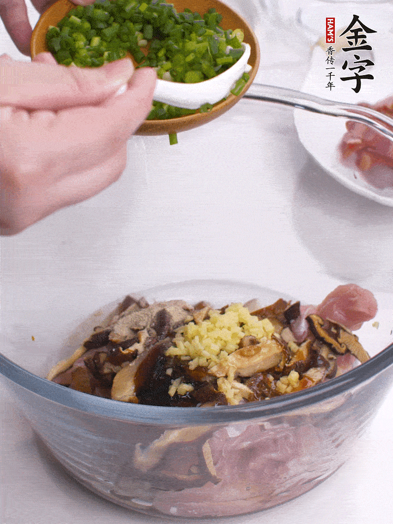 雞肉、香菇混合，加清水1/3杯、料酒1勺、蠔油1勺、鹽1勺、糖1/4勺、白胡椒1/4勺、食用油1勺、香油1/4勺、姜末、蔥花，攪拌均勻腌制2小時。