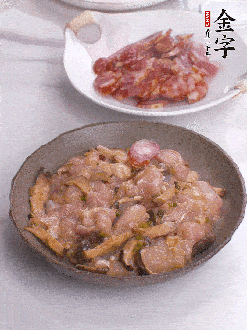 腌制后，雞肉中加淀粉1勺，頂部碼上香腸片。