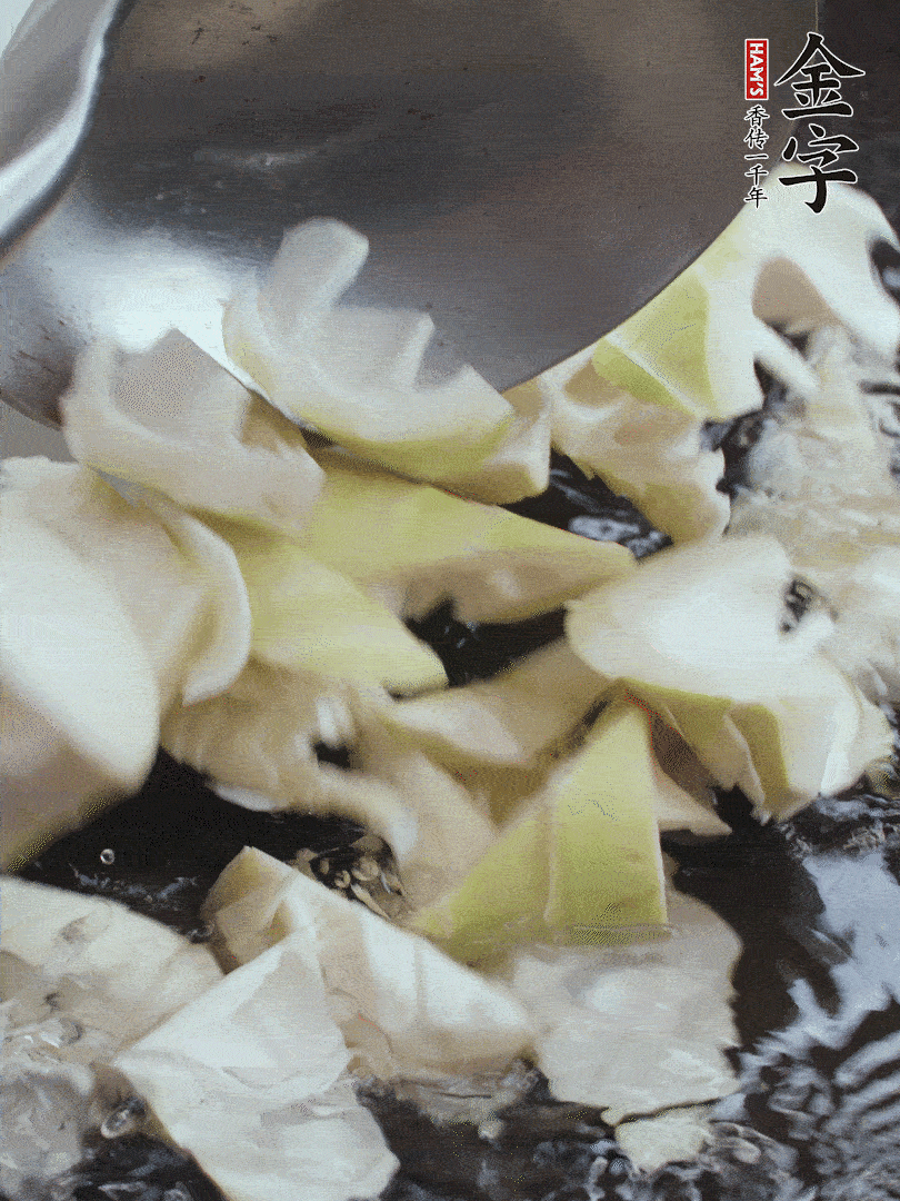 新鮮春筍去老根，剝殼切滾刀塊焯水去澀。