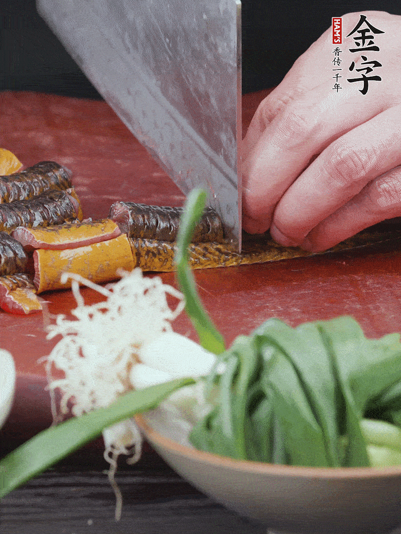 黃鱔去內(nèi)臟洗凈，切花刀斬段。沸水下鍋，加黃酒焯水去血沫。