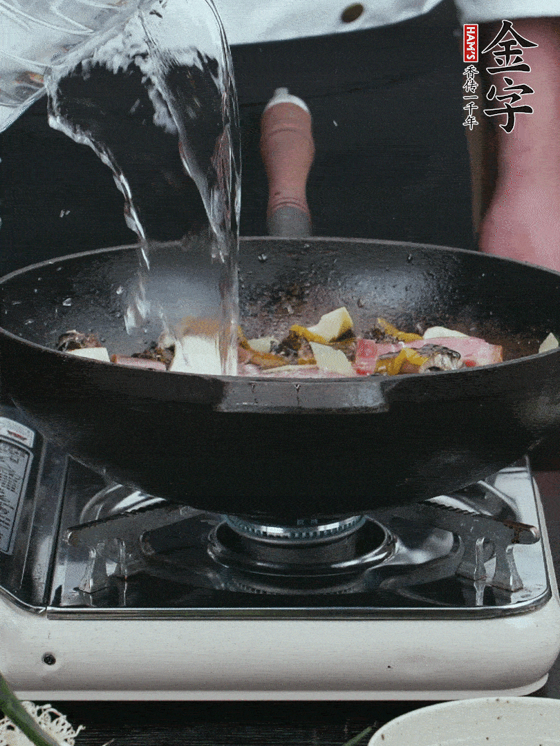 加適量黃酒，倒清水沒(méi)過(guò)。