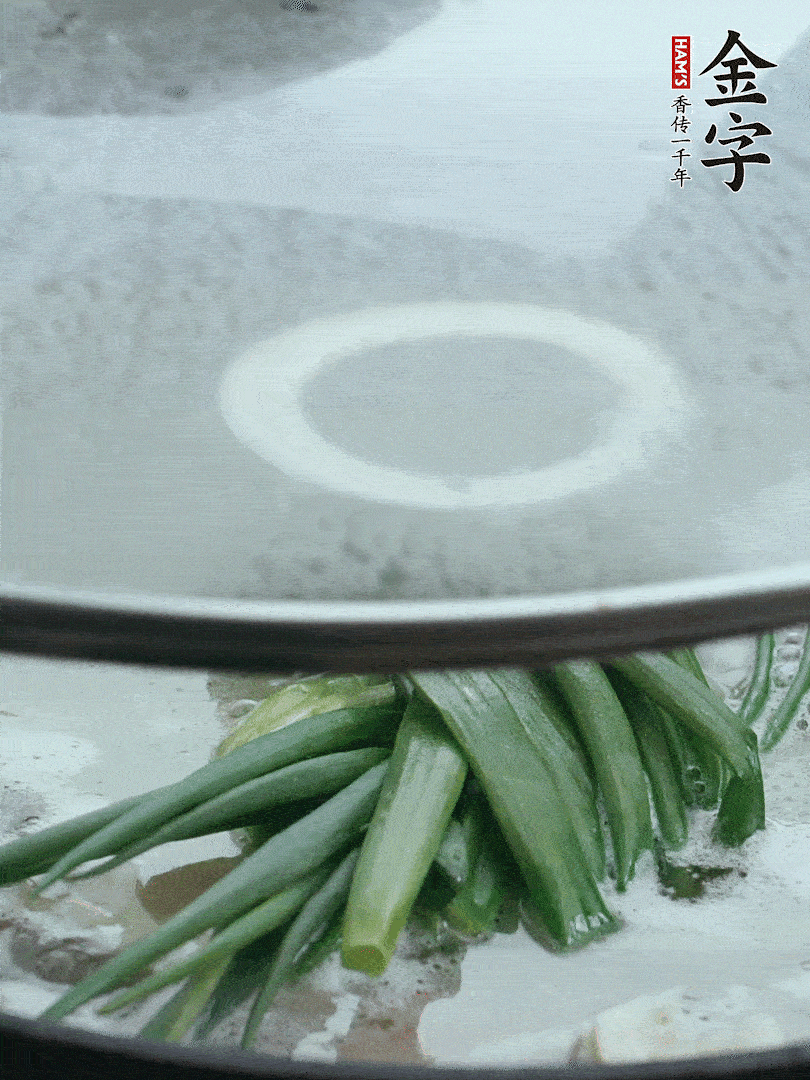 加蔥結(jié)去腥，大火開(kāi)后中火燒20分鐘。