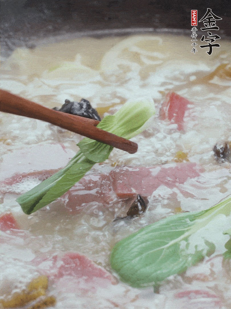 撈出蔥結(jié)，小菜心點(diǎn)綴。