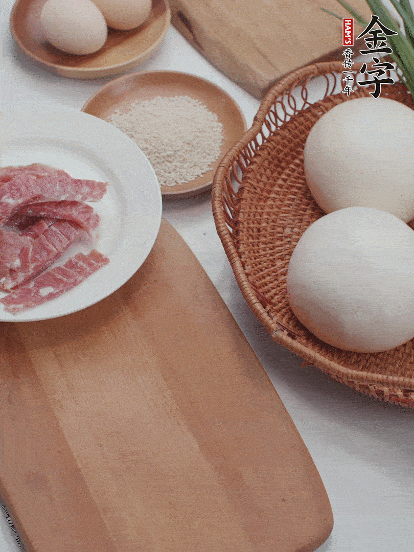 金字培根火腿切小片；饅頭、洋蔥切??；香蔥切丁。