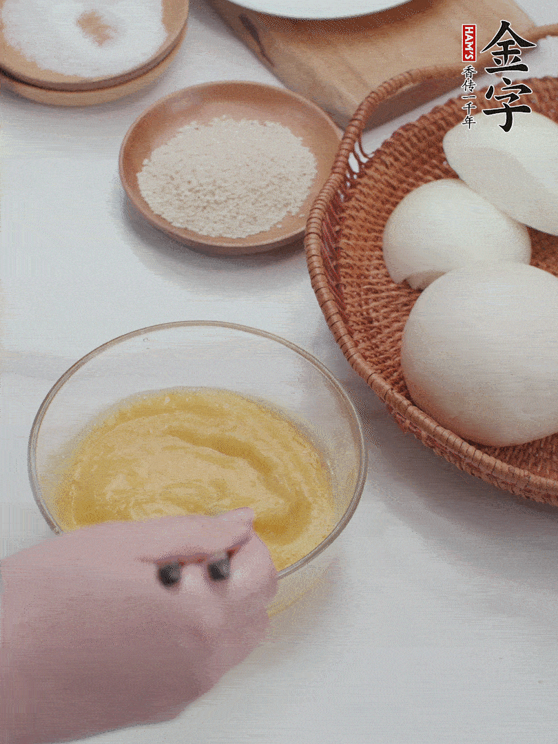 2個雞蛋加入1小勺鹽、1/2小勺胡椒粉打散。