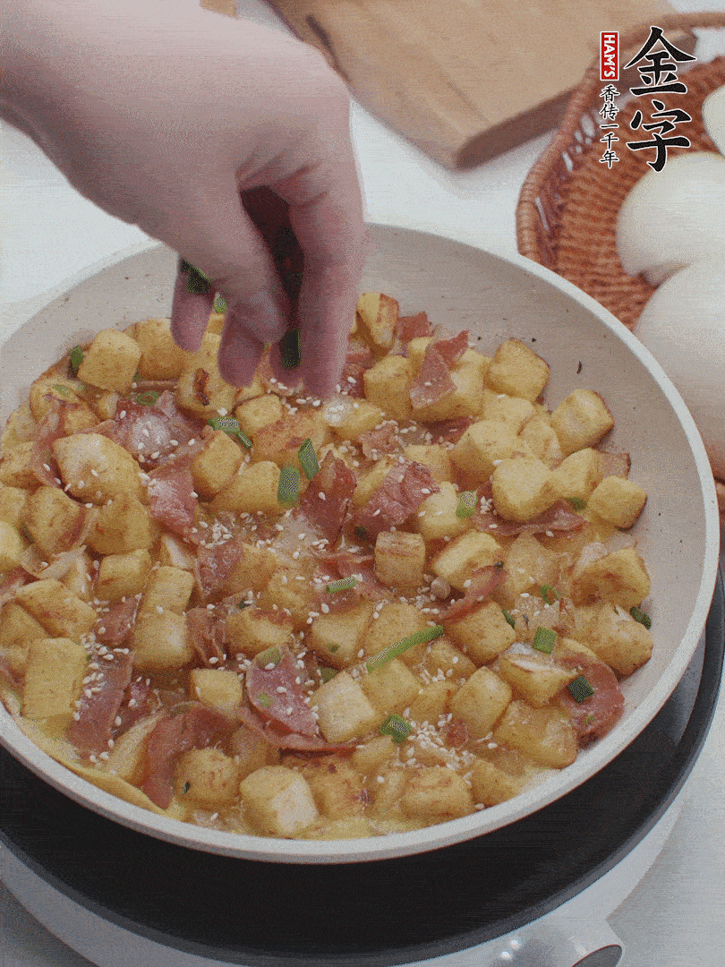 淋入剩余蛋液，蛋液凝固，撒上蔥綠和熟芝麻。