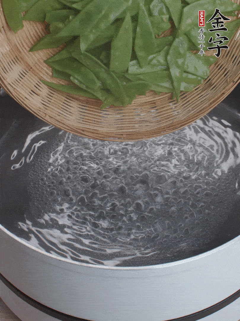 甜豆莢撕掉老筋，斜切兩半，焯水1分鐘。