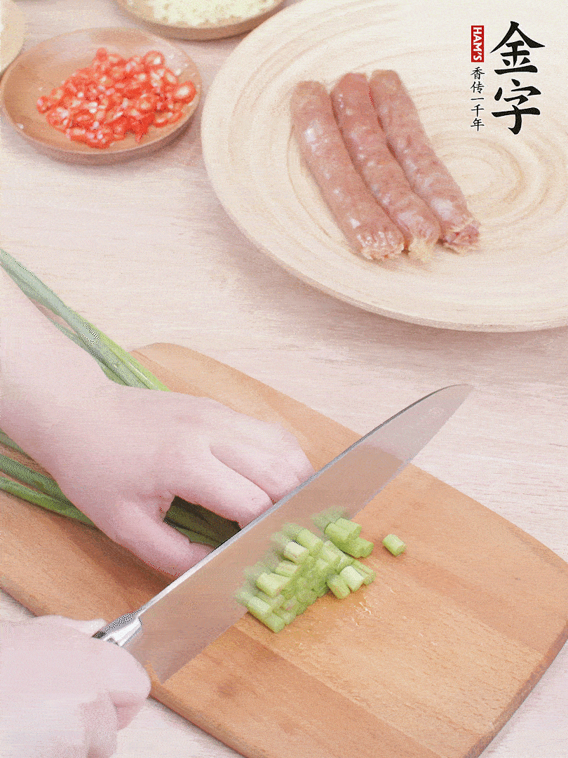 蒜苔切丁，蔥姜蒜切小丁，小米辣切圈。