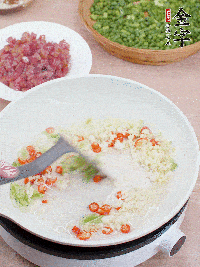 鍋中熱油，蔥姜蒜、小米辣煸香。