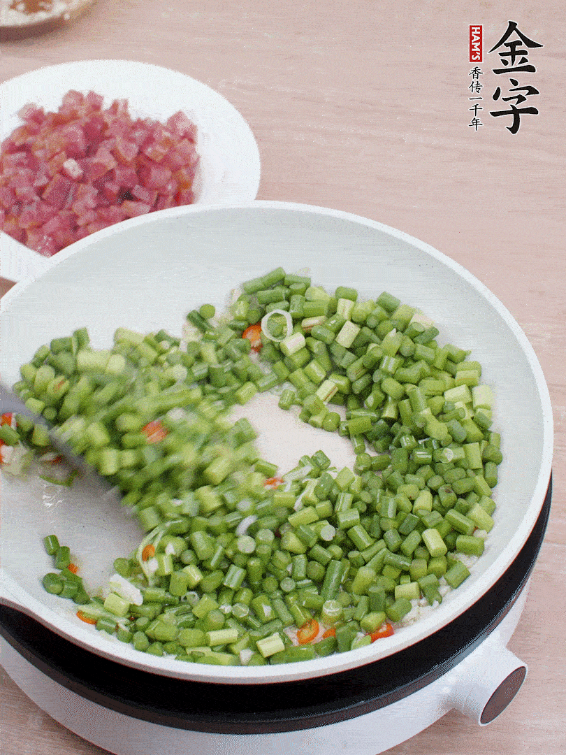 下蒜苔丁、一點鹽翻炒。