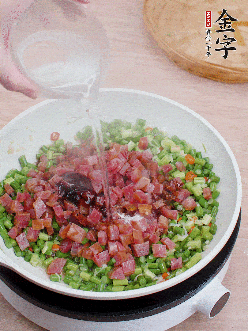 放香腸丁、1勺老抽、1勺蠔油、1/3勺白糖、少許清水炒至斷生。