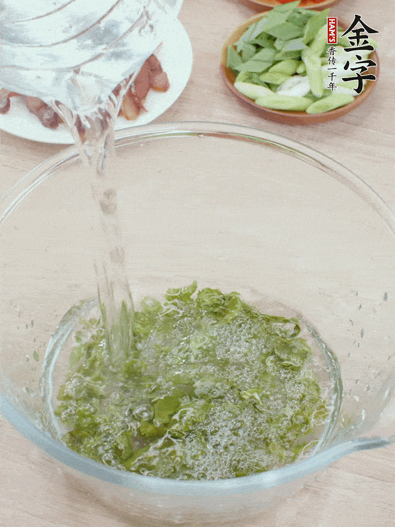 萵筍干溫水泡2小時，青紅辣椒切圈，姜切片，青蒜斜切段。