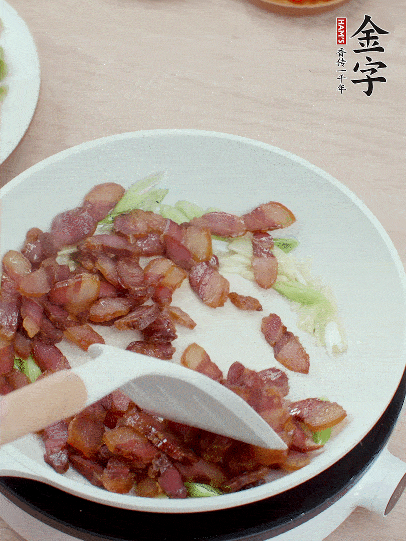 鍋中少許油，姜、蒜白爆香，下臘肉煸出油脂。