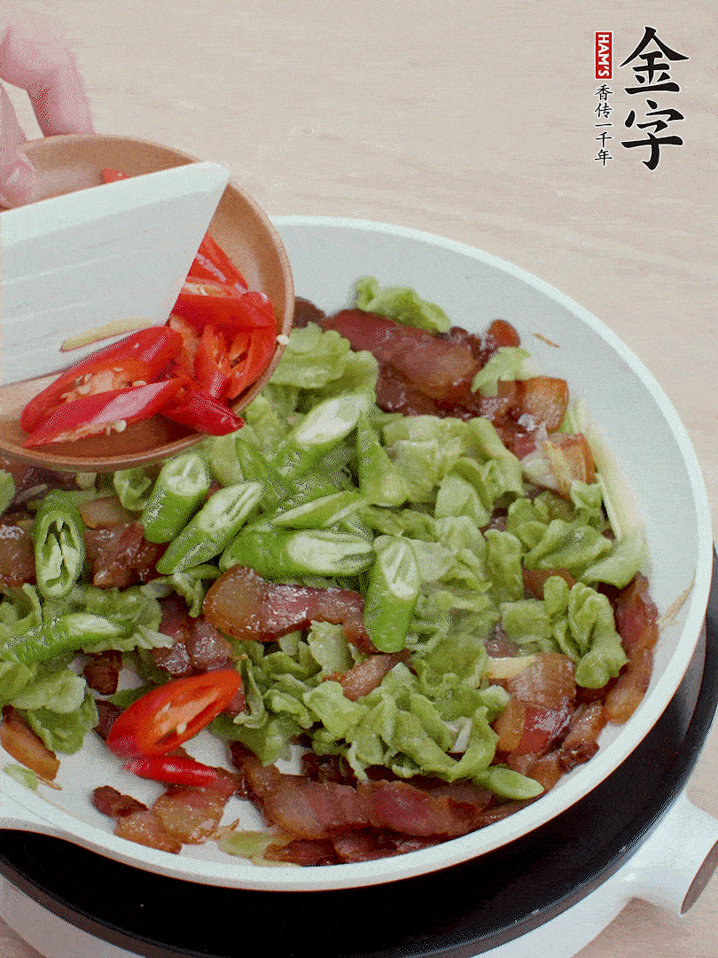 放萵筍干、青紅椒圈爆炒1分鐘。