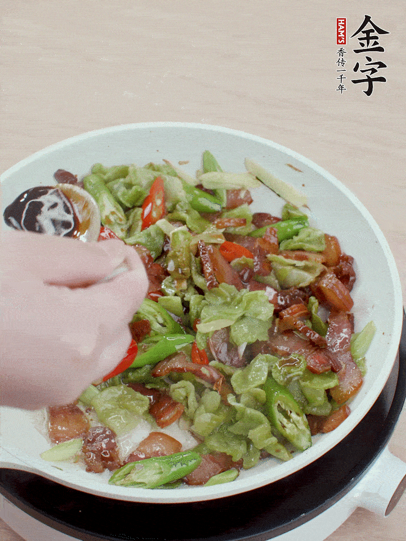 2勺生抽調(diào)味，最后撒蒜葉。