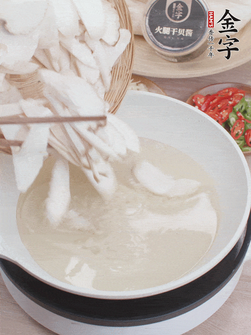 杏鮑菇切成片，油溫7層熱炸2分鐘。