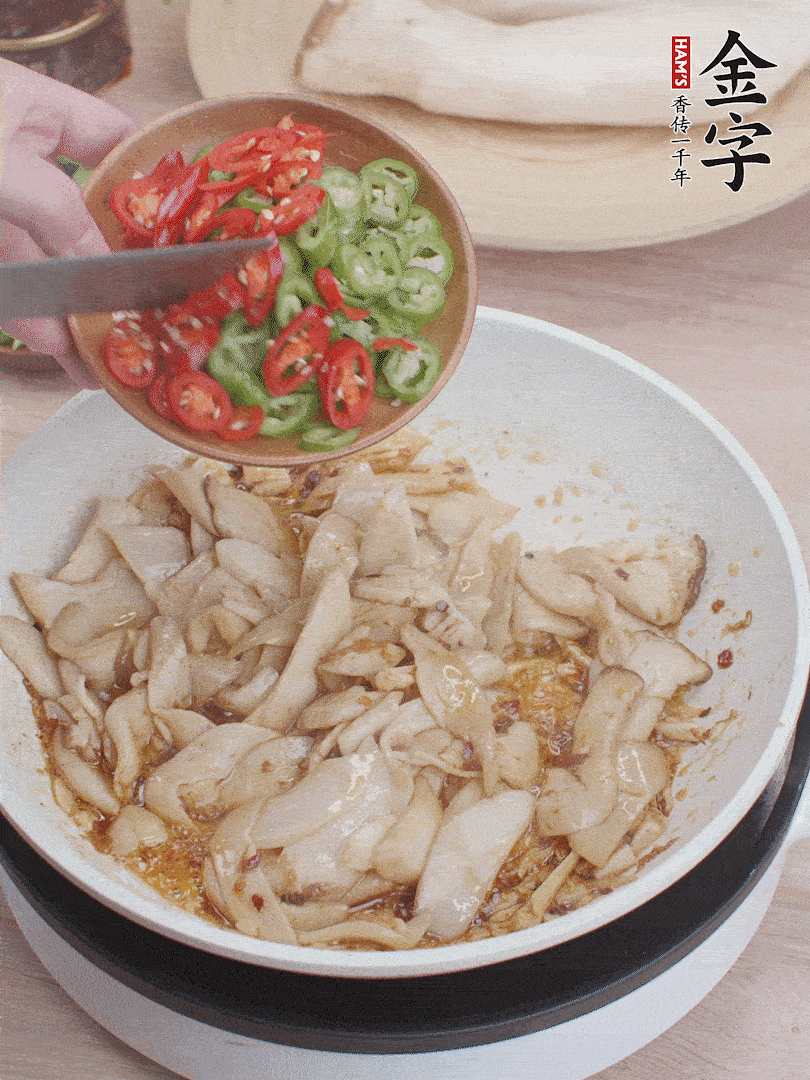 下杏鮑菇、青紅辣椒炒出香味。