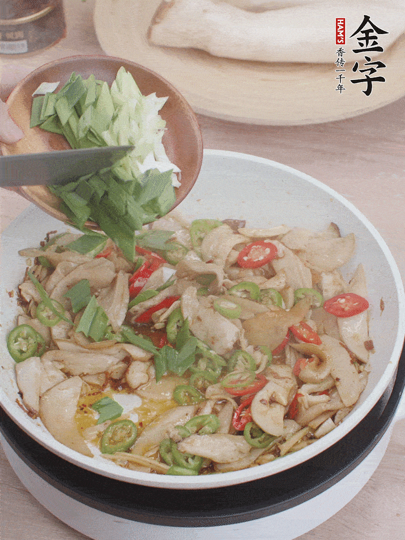 淋少許料酒、最后放大蒜葉。