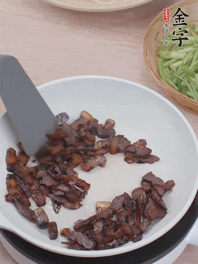 起鍋熱油，煸香醬油肉。