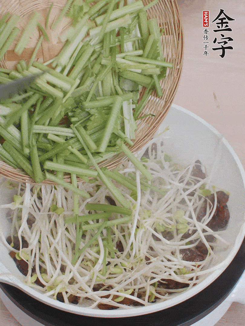 下豆芽、香芹翻炒均勻。