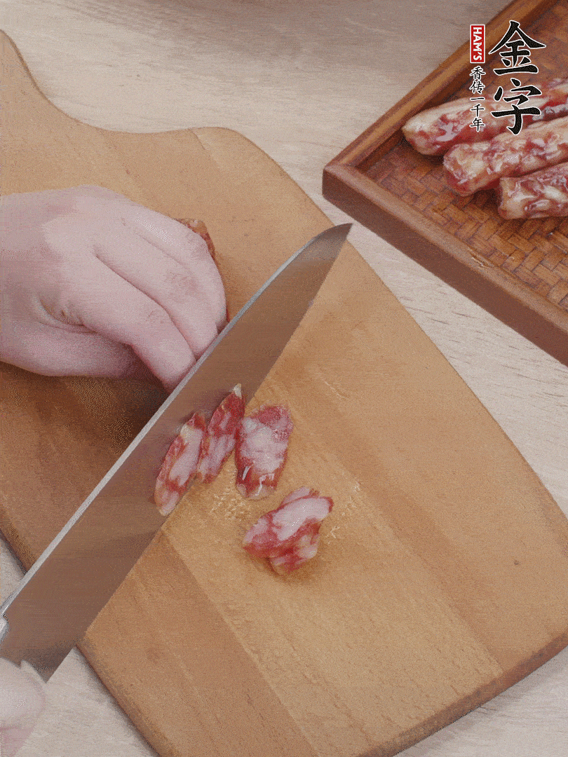 金字香腸斜切片，芹菜切段，小洋蔥切絲，綠菜椒切小塊。