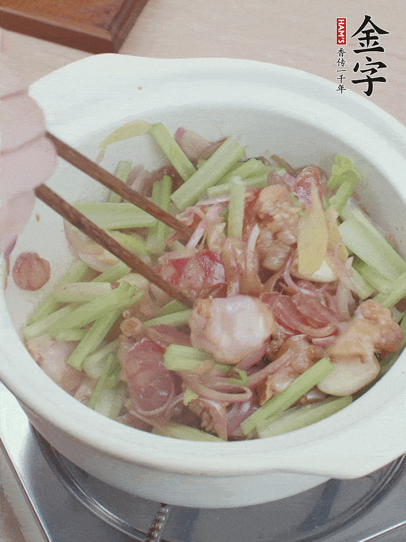 下牛蛙、芹菜、香腸翻炒。