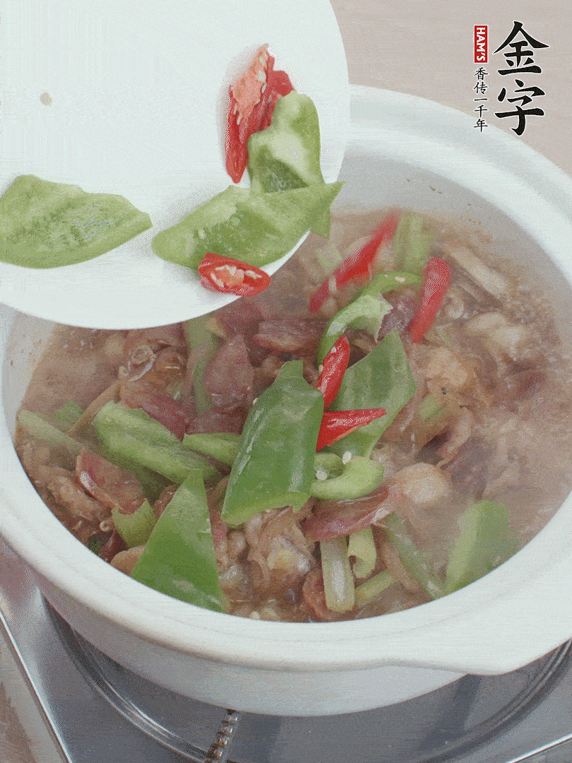 下綠菜椒，翻炒1分鐘。